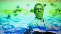 Ini Direktur Kreatif Roman Beranek yang berpose untuk foto saat pembukaan pameran tunggal Monets Garden.  Foto: Getty Images/Morris MacMatzen