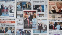 Kumpulan tajuk utama koran Spanyol sehari pasca pelantikan Presiden Trump, (21/1/2017). (Photo by Pablo Blazquez Dominguez/Getty Images)