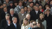 Presiden AS ke-43 George W. Bush didampingi Ibu Negara Laura Bush, saat pengucapan sumpah jabatan, (20/1/2001).  (Photo by Mark Wilson/Newsmakers)