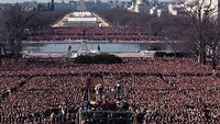 Presiden ke-42 AS, Bill Clinton mengucap sumpah pada 20 Januari 1993 di depan rakyatnya.  Tradisi demokrasi di AS membuat pergantian kepemimpinan nasional berlangsung tetap dan terjadwal.  (Photo by Hulton Archive/Getty Images)
