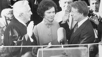 Presiden AS ke-39 Jimmy Carter mengucap sumpah di depan hakim agung Eart Burge, (20/1/1977).   (Photo by Hulton Archive/Getty Images)