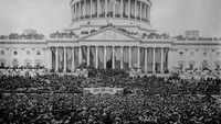 Kerumunan warga melihat pelantikan Presiden Woodrow Wilson, (4/3/1913). Setelah tahun 1933, pelantikan presiden AS dilakukan 20 Januari, setiap 4 tahun sekali.  (Photo by Topical Press Agency/Getty Images)