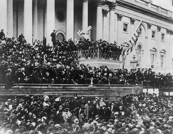 Pelantikan Presiden AS 20 Januari 379933 26: President Harry S. Truman waves to the crowd during a parade after his Inauguration speech January 20, 1949 in Washington D.C. (Photo by National Archive/Newsmakers)