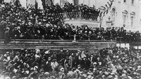Presiden Abraham Lincoln (1809 - 1865) mengucapkan sumpah pada 4 Maret 1865. Sebelum amandemen 1933, pelantikan presiden AS dilakukan 4 Maret. (Photo by General Photographic Agency/Getty Images)