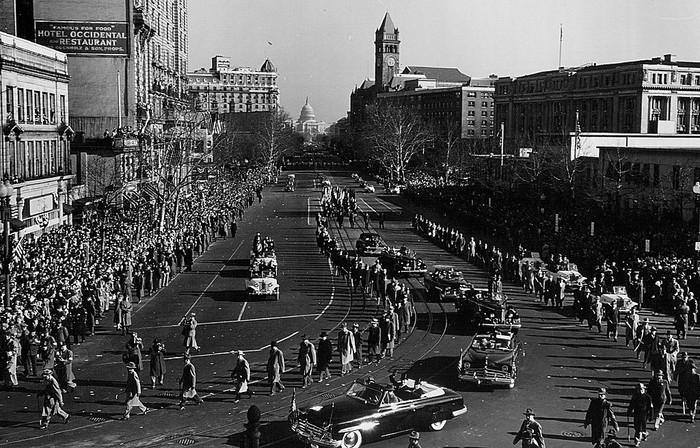 Pelantikan Presiden AS 20 Januari 379933 26: President Harry S. Truman waves to the crowd during a parade after his Inauguration speech January 20, 1949 in Washington D.C. (Photo by National Archive/Newsmakers)