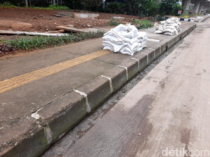Pembangunan tali air untuk mengatasi genangan di Jl DI Panjaitan, Jakarta Timur, 20 Januari 2022. (Marteen Ronaldo Pakpahan/detikcom)