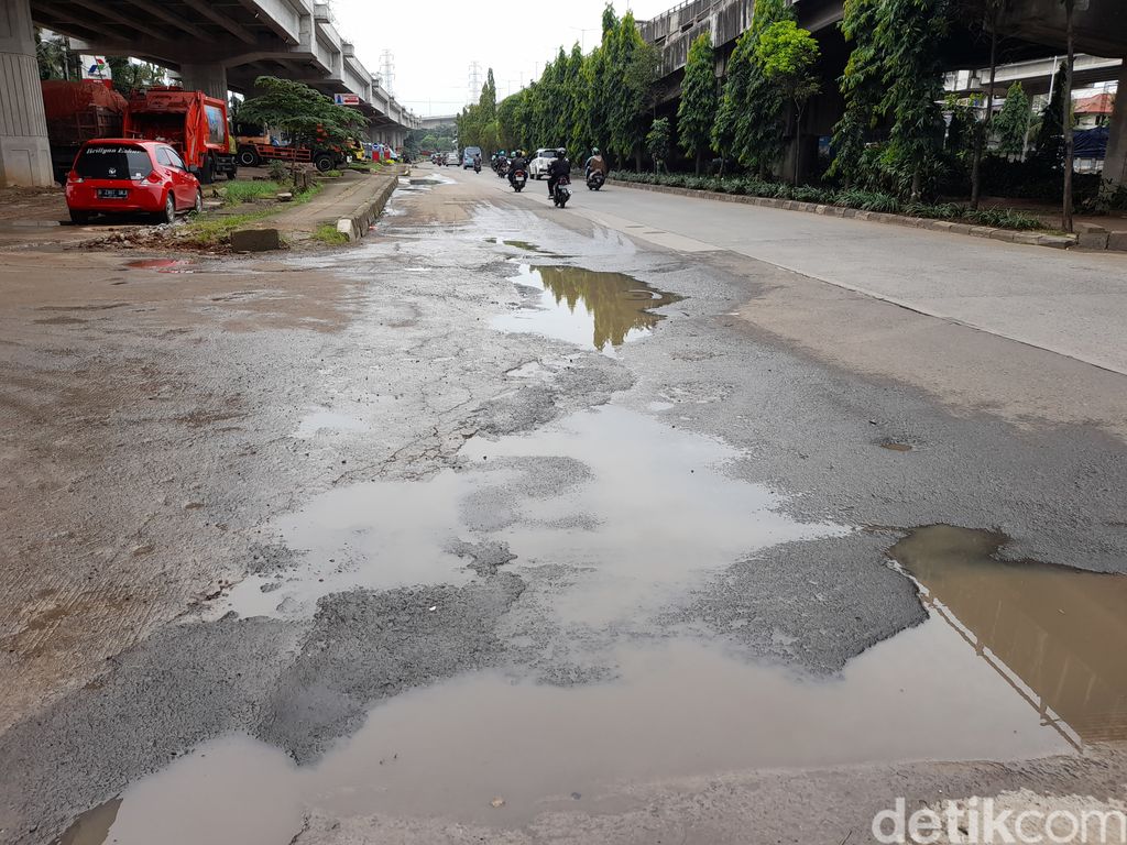 Pembangunan tali air untuk mengatasi genangan di Jl DI Panjaitan, Jakarta Timur, 20 Januari 2022. (Marteen Ronaldo Pakpahan/detikcom)