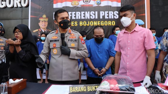 Pelaku pemerkosaan anak tiri di Bojonegoro saat dirilis polisi