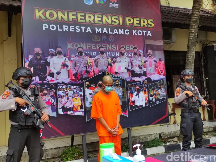 Guru sanggar tari jaranan di Kota Malang memerkosa dan mencabuli tujuh muridnya. Kini, polisi menjelaskan modus pelaku.