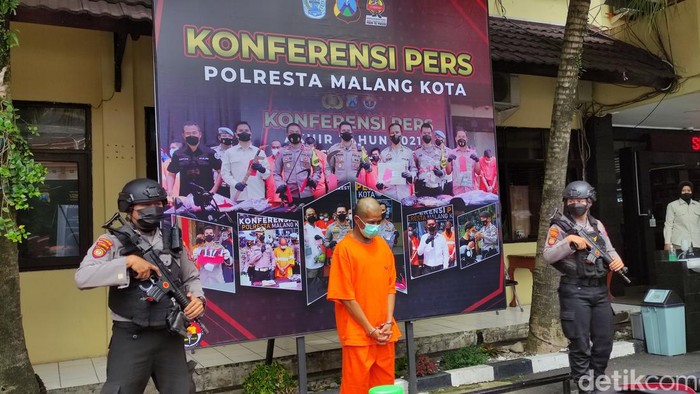 Guru sanggar tari jaranan di Kota Malang memerkosa dan mencabuli tujuh muridnya. Kini, polisi menjelaskan modus pelaku.