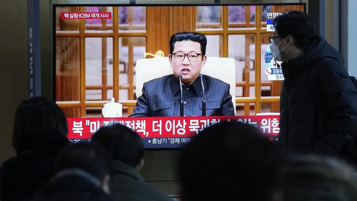 People watch a TV showing a file image of North Korean leader Kim Jong Un shown during a news program at the Seoul Railway Station in Seoul, South Korea, Thursday, Jan. 20, 2022. Accusing the United States of hostility and threats, North Korea on Thursday said it will consider restarting 