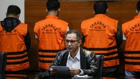 Atas perbuatannya Terbit Rencana bersama Iskandar, Marcos, Shuhanda, dan Isfi Syahfitra selaku penerima suap disangkakan Pasal 12 huruf (a) atau Pasal 12 huruf (b) atau Pasal 11 Undang-Undang Republik Indonesia Nomor 31 Tahun 1999 tentang Pemberantasan Tindak Pidana Korupsi sebagaimana telah diubah dengan Undang-Undang Republik Indonesia Nomor 20 Tahun 2001 tentang Perubahan Atas Undang-Undang Nomor 31 Tahun 1999 tentang Pemberantasan Tindak Pidana Korupsi Jo Pasal 55 ayat (1) ke 1 KUHP Jo Pasal 65 ayat (1) KUHP. 