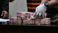 Penampakan uang tunai senilai Rp786 juta yang menjadi barang bukti dalam OTT Bupati Langkat Terbit Rencana Perangin Angin.