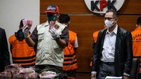 Sementara Muara Perangin-angin selaku pemberi suap disangkakan melanggar Pasal 5 ayat (1) huruf a atau Pasal 5 ayat (1) huruf b atau Pasal 13 Undang-Undang Republik Indonesia Nomor 31 Tahun 1999 tentang Pemberantasan Tindak Pidana Korupsi sebagaimana telah diubah dengan Undang-Undang Republik Indonesia Nomor 20 Tahun 2001 tentang Perubahan Atas Undang-Undang Nomor 31 Tahun 1999 tentang Pemberantasan Tindak Pidana Korupsi. 