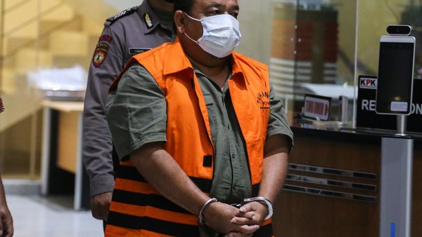 Penampakan Bupati Langkat Diborgol dan Berompi Tahanan KPK