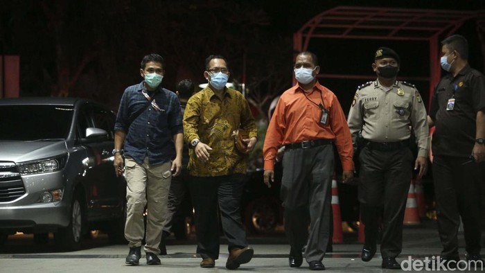 Hakim Pengadilan Negeri (PN) Surabaya Itong Isnaeni Hidayat tiba di gedung KPK Jakarta. Sebelumnya Itong terjaring OTT KPK terkait suap perkara di pengadilan.