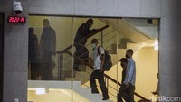 Kini kedua orang tersebut telah tiba di Gedung Merah Putih KPK, Jakarta Selatan.