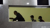 Pantauan detikcom, pukul 20.19 WIB, Kamis (20/1/2022), Selain Itong dan Hamdan, pengacara swasta juga tiba di gedung KPK.