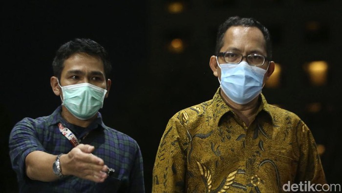 Hakim Pengadilan Negeri (PN) Surabaya Itong Isnaeni Hidayat tiba di gedung KPK Jakarta. Sebelumnya Itong terjaring OTT KPK terkait suap perkara di pengadilan.