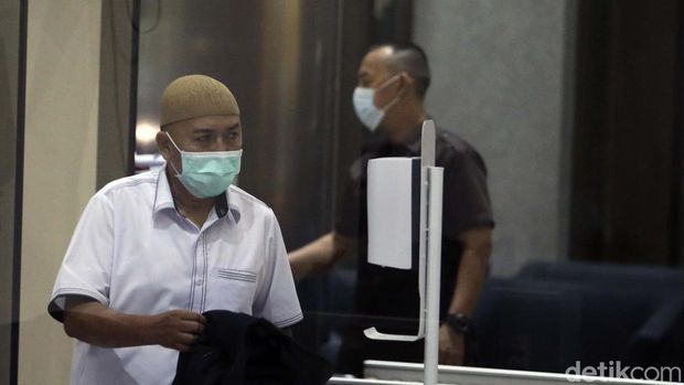 Hakim Pengadilan Negeri (PN) Surabaya Itong Isnaeni Hidayat tiba di gedung KPK Jakarta. Sebelumnya Itong terjaring OTT KPK terkait suap perkara di pengadilan.