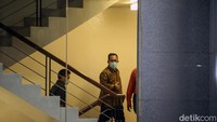 Itong dan kedua orang lainnya langsung dibawa masuk ke gedung KPK untuk dilakukan pemeriksaan lebih lanjut.