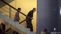Untuk diketahui, Itong Isnaeni dan seorang panitera di Pengadilan Negeri (PN) Surabaya terjaring operasi tangkap tangan (OTT) KPK. Mereka diduga bertransaksi suap terkait perkara di pengadilan.