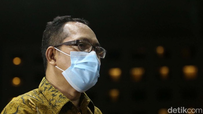 Hakim Pengadilan Negeri (PN) Surabaya Itong Isnaeni Hidayat tiba di gedung KPK Jakarta. Sebelumnya Itong terjaring OTT KPK terkait suap perkara di pengadilan.