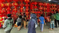 Karena pandemi Covid-19 belum benar-benar usai, traveler tetap menjaga protokol kesehatan, ya saat menyambangi Glodok. (Rengga Sancaya)