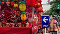 Kawasan Pecinan Glodok menyambut Tahun Baru Imlek 2022 dengan deretan pernak-pernik serba merah. Mulai dari lampion, amplop, bunga kering, hingga boneka. (Rengga Sancaya)