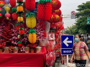 Glodok Memerah, Penjual Lampion hingga Pernak-pernik Imlek Menjamur