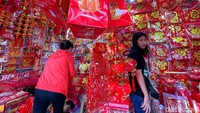 Harga beragam pernak-pernik yang dijajakan para penjual itu pun bervariasi mulai dari Rp5.000 hingga Rp100.000.