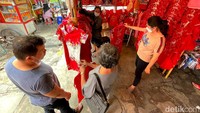 Pembeli juga sudah mulai ramai untuk berburu pernak-pernik Imlek di Glodok. (Rengga Sancaya)