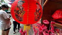 Untuk angpao dibanderol dengan harga Rp5.000 per pak dengan isi satu pak 3 hingga 10 buah. Sedangkan hiasan hoki dijual dengan Rp350.000.