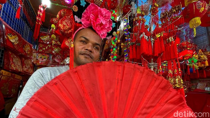 Beragam pernak-pernik menyambut tahun baru Imlek menghiasi kawasan Pecinan-Pancoran Glodok, Jakarta. Beragam pernak-pernik itu dijual dengan harga yang bervariasi.