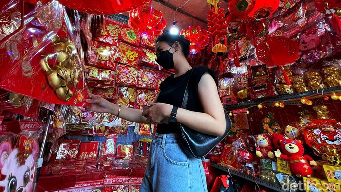 Beragam pernak-pernik menyambut tahun baru Imlek menghiasi kawasan Pecinan-Pancoran Glodok, Jakarta. Beragam pernak-pernik itu dijual dengan harga yang bervariasi.