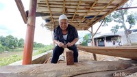 Perahu yang dibuat oleh Abah Karun dibutuhkan bila wilayah Kabupaten Bandung terjadi banjir akibat meluapnya sungai Citarum.