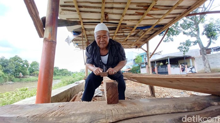 Perahu Kayu Abah Karun yang Laku saat Banjir Perajin perahu Abah Karun banyak menerima orderan saat banjir melanda Kecamatan Baleendah, Kabupaten Bandung. Meski banjir telah reda, permintaan perahu kayunya tetap ada.