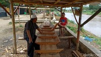 Perahu ini dijual Rp 2-3 juta.