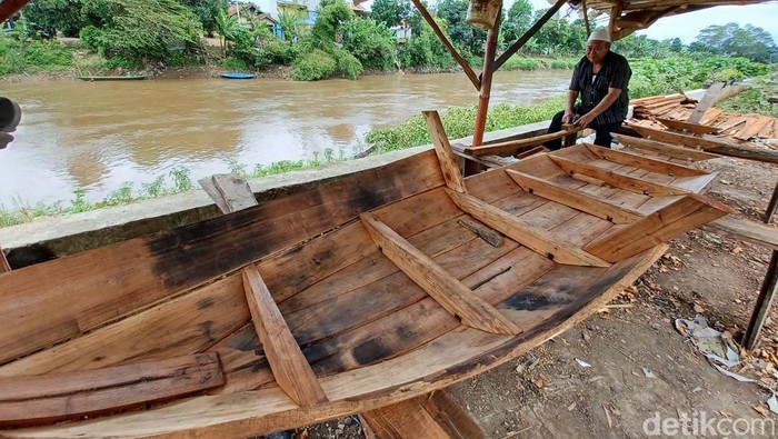 Perahu Kayu Abah Karun yang Laku saat Banjir Perajin perahu Abah Karun banyak menerima orderan saat banjir melanda Kecamatan Baleendah, Kabupaten Bandung. Meski banjir telah reda, permintaan perahu kayunya tetap ada.