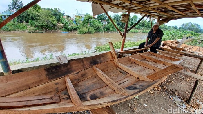 Perajin perahu kayu asal Mekarsari, Kabupaten Bandung mengalami penurunan pesanan karena banjir cepat surut
