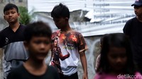 Mereka tidak memakai masker saat beraktivitas di luar rumah.