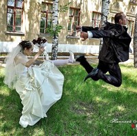 Alih-alih berpose mesra, pasangan pengantin yang satu ini justru memilih pose seperti ini. Pengantin wanitanya malah jadi terlihat seperti sedang marah dan menendang pengantin pria. Foto: Reddit