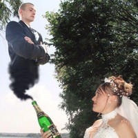 Mungkin pengantin wanitanya baru bertemu dengan jin botol dan permintaannya adalah untuk dinikahi. Kamu tertarik untuk menggunakan konsep foto pernikahan seperti yang satu ini? Foto: Reddit