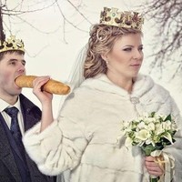 Romantis sih disuapin, tapi kok cara menyuapinya kayak gitu ya. Bukannya jadi romantis malah jadi terlihat seram. Cocok untuk sampul film bergenre thriller deh ini. Foto: Reddit