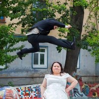 Mungkin si pengantin pria ingin unjuk kebolehannya. Tapi bahaya banget nih kalau sampai gagal dan sang pengantin wanita malah jadi ketiban. Bisa bayangin nggak? Foto: Reddit