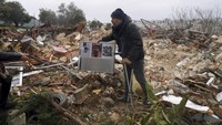 Sementara itu, ratusan warga Palestina diketahui menghadapi ancaman penggusuran di Sheikh Jarrah dan wilayah Yerusalem Timur lainnya. Ancaman penggusuran ini yang memicu konflik di Gaza selama 11 hari antara Israel dan Hamas tahun lalu.  