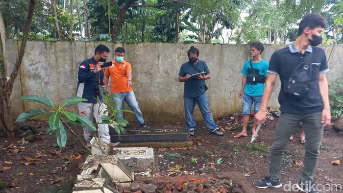 Polisi memeriksa kerusakan makam di TPU Gunung Dangdeur Tasikmalaya.