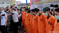Ada 11 orang tersangka yang diamankan pihak kepolisian saat penangkapan 80 kg sabu ini, di antaranya SA (31), kurir laut, ES (45), pengendali kurir laut, PD (22), DPO Polres Bengkalis, IS (44), kurir laut, KM (27), kurir laut, SY (44), kurir darat Dumai-Pekanbaru, RE (30), kurir Bandung, RP (28), kurir Bandung, WN (19), kurir Surabaya, SR (19), kurir Surabaya, serta IL (23), napi Lapas Bengkalis sebagai pengendali pengendali kurir darat.