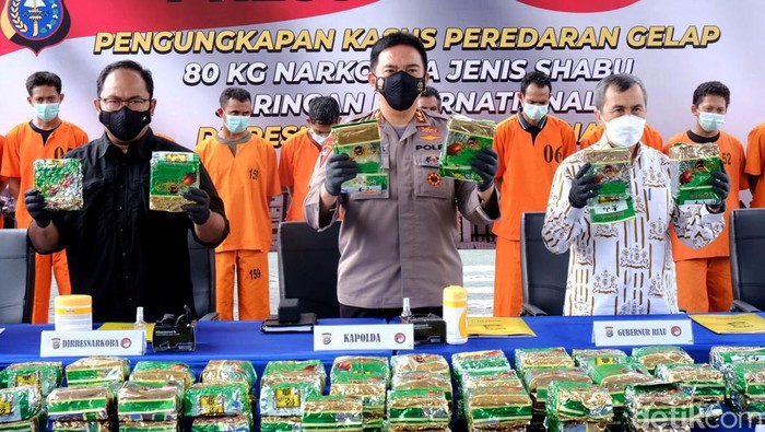 Polda Riau menangkap 11 pengedar sabu jaringan internasional. Dari para pelaku diamankan 80 kg sabu yang dikemas dalam 80 paket.