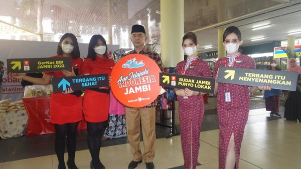 Wali Kota Jambi Syarief Fasha didampingi pramugari Lion Air dan Wings Air melakukan kegiatan kunjungan ke kios (stand/ booth) setelah peresmian (kick off) Gerakan Nasional Bangga Buatan Indonesia (GerNas BBI) Jambi 2022 pada Rabu (19/ 01) di area Bandar Udara Sultan Thaha Jambi (DJB) (dok Lion Air Group) Wali Kota Jambi Syarief Fasha didampingi pramugari Lion Air dan Wings Air melakukan kegiatan kunjungan ke kios (stand/ booth) setelah peresmian (kick off) Gerakan Nasional Bangga Buatan Indonesia (GerNas BBI) Jambi 2022 pada Rabu (19/ 01) di area Bandar Udara Sultan Thaha Jambi (DJB) (dok Lion Air Group)